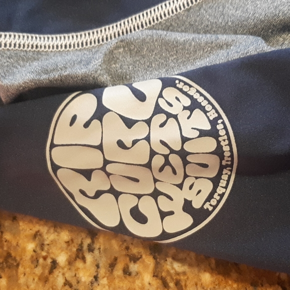 Ripcurl rash guard - Picture 3 of 3